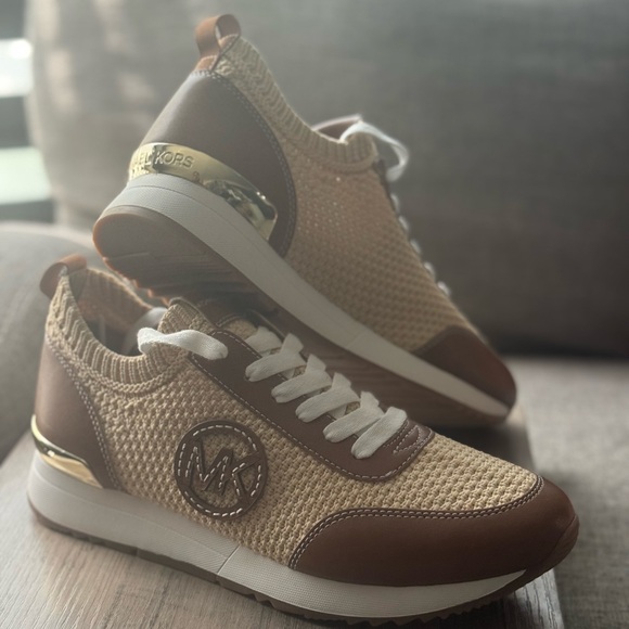 Michael Kors Jenkins Two-Tone Stretch Knit Trainer Women’s Sz 9 Cream Brown NEW - Picture 2 of 10